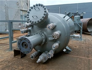 客戶定製的5000l 8mpa 不（bú）鏽鋼複合板高壓反應釜完（wán）工